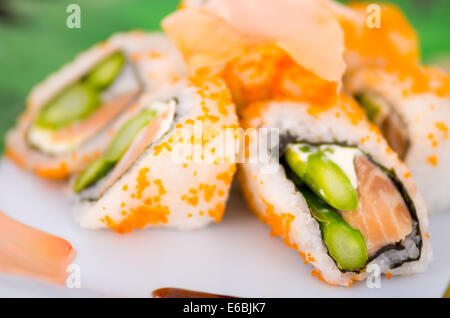 Frisches Sushi-Rollen mit Spargel und Kaviar auf einem Teller Stockfoto