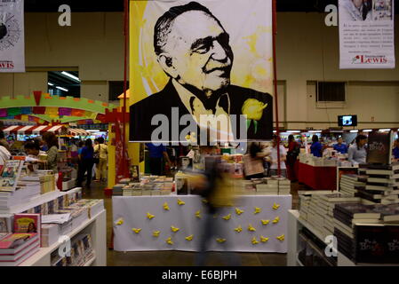 Panama City, Panama. 19. August 2014. Menschen besuchen die 10. Ausgabe des Panamas International Book Fair in Panama-Stadt, Hauptstadt von Panama, am 19. August 2014. Die Messe öffnete am Dienstag mit Mexiko als Gastland. Oraganizers erwarten, mehr als 100.000 Besucher während der Buchmesse. © Mauricio Valenzuela/Xinhua/Alamy Live-Nachrichten Stockfoto