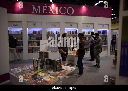 Panama City, Panama. 19. August 2014. Menschen besuchen die 10. Ausgabe des Panamas International Book Fair in Panama-Stadt, Hauptstadt von Panama, am 19. August 2014. Die Messe öffnete am Dienstag mit Mexiko als Gastland. Oraganizers erwarten, mehr als 100.000 Besucher während der Buchmesse. © Mauricio Valenzuela/Xinhua/Alamy Live-Nachrichten Stockfoto