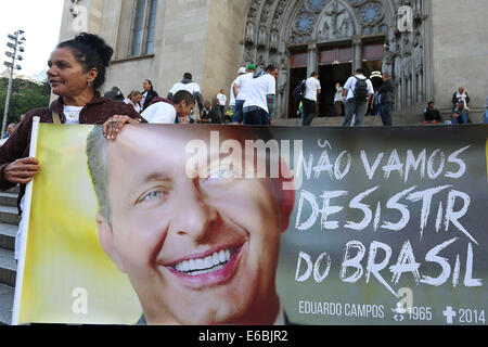 Sao Paulo, Brasilien. 19. August 2014. Leute kommen um eine Messe zum Gedenken des späten brasilianischen Präsidentschaftskandidaten Eduardo Campos, in Sao Paulo, Brasilien, am 19. August 2014. Eduardo Campos, die dritte in Umfragen gelaufen war, starb bei einem Flugzeugabsturz letzte Woche. Bildnachweis: Rahel Patras/Xinhua/Alamy Live-Nachrichten Stockfoto