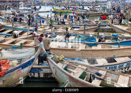Angelboote/Fischerboote im Hafen von Elmina, Gold Coast, Ghana, Afrika Stockfoto