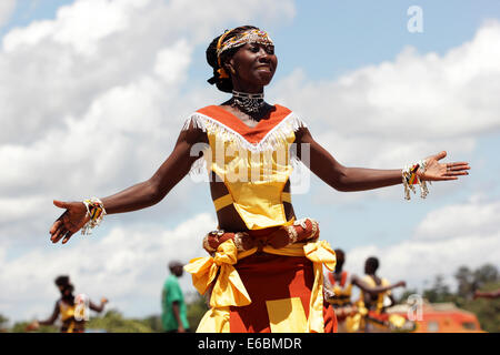 Uganda kulturelle Tänzerin unterhält die Gäste in Kampala. Musik und Tanz sind sehr wichtige Elemente in der afrikanischen Gesellschaft. Stockfoto