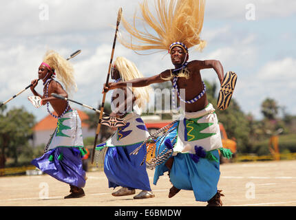 Eine ugandische kulturelle Truppe unterhält die Gäste in Kampala. Musik und Tanz sind sehr wichtige Elemente der afrikanischen Kultur Stockfoto