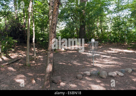 Pol-Loch am Garlough Park Disc Golf Kurs in West Saint Paul, minnesota Stockfoto