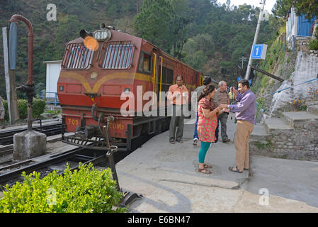 Die Himalayan Queen Zug im Barog Bahnhof an der Kalka-Shimla 96 km lange Bahn verfolgen in Himachal Pradesh, Indien. Stockfoto