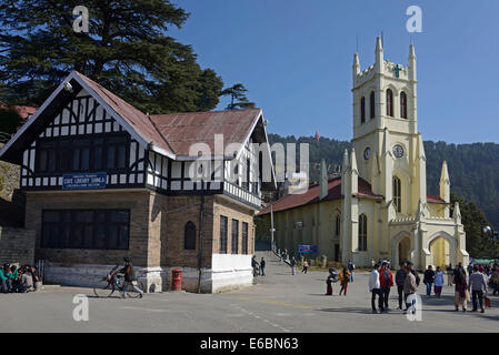 Das Gebäude im Tudor-Stil ist die Shimla-Bibliothek und daneben die Christ Church am Ridgeway in Shimla, Himachal Pradesh, Indien Stockfoto