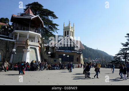 Besucher auf dem Ridge mit dem Christ Church Tower und der öffentlichen Shilam-Bibliothek im Tudor-Stil in Shimla, Himachal Pradesh, Indien Stockfoto