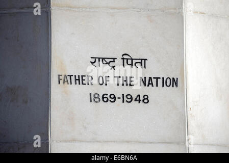 Die Worte stehen auf der Säule von Mahatma Gandhis Statue auf dem Rücken in Shimla, Himachal Pradesh, Indien Shimla ist eine große Cit Stockfoto