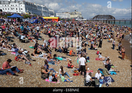 Menschenmassen am Strand die Sonne genießen, während die Aibourne Flugschau in Eastbourne, Sussex, England, Foto: Pixstory / Alamy Stockfoto