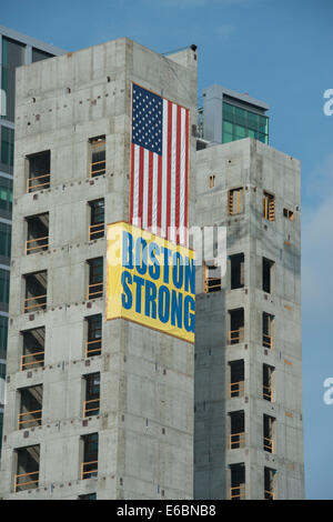 Massachusetts, Boston. Innenstadt und Hafen Blick vom Fan Pier. Boston Strong anmelden Gebäude im Bau. Stockfoto