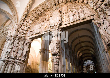 Details aus der Pórtico De La Gloria, ein Meisterwerk der romanischen Kunst, Catedral de Santiago, UNESCO-Weltkulturerbe Stockfoto