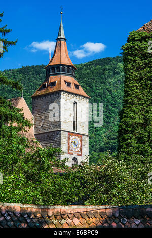 Die schwarze Kirche ist das wichtigste Wahrzeichen von Brasov und die größte gotische Kirche zwischen Wien und Istanbul. Brasov. RO Stockfoto