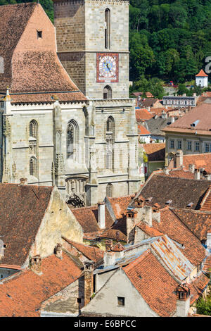 Ansicht von oben rot mittelalterlichen Ziegeldächern hautnah. in der Altstadt von Brasov, Rumänien Stockfoto