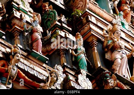 KUALA LUMPUR, MALAYSIA: Geschnitzte Figuren der indischen Gottheiten schmücken den Portikus Turm von 1873 Sri Maha Mariamman Hindu-Tempel Stockfoto