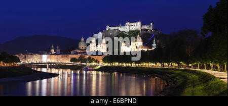 Altstadt mit Festung Hohensalzburg, Salzburger Dom und Stiftskirche, Salzburg, Salzburger Land, Österreich Stockfoto