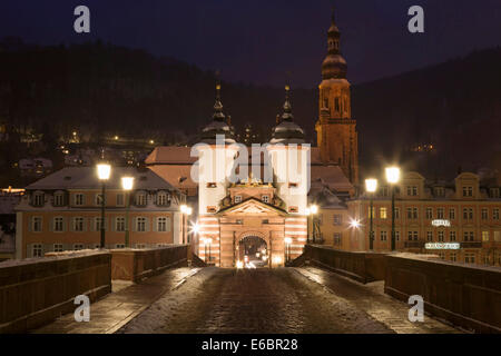 Karl-Theodor-Brücke mit Stadttor und die Kirche des Heiligen Geistes, Heidelberg, Baden-Württemberg, Deutschland Stockfoto