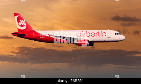 Air Berlin Airbus A320-214 im Flug in der Nacht Stockfoto