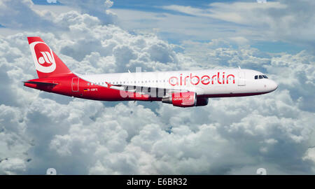 Air Berlin Airbus A320-214 im Flug Stockfoto