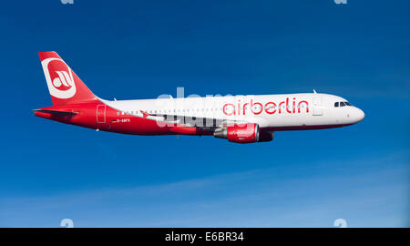 Air Berlin Airbus A320-214 im Flug Stockfoto