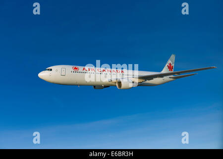 Air Canada Boeing 767-333 ER im Flug Stockfoto