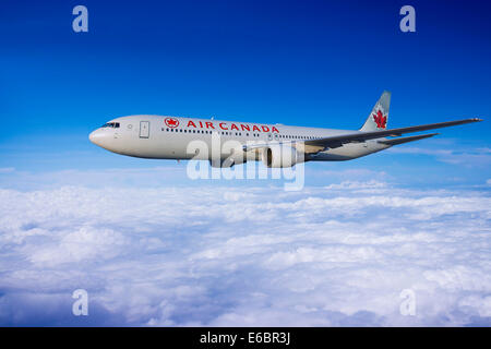 Air Canada Boeing 767-333 ER im Flug Stockfoto