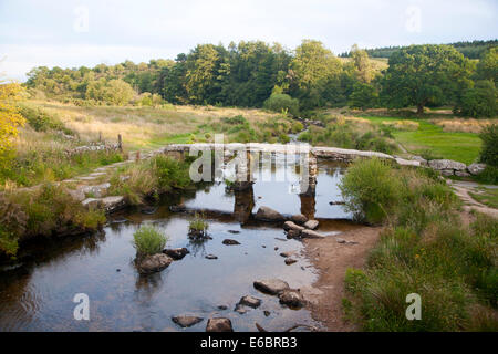 Historische mittelalterliche Clapper Bridge Postbridge Dartmoor Devon England Überquerung des Flusses East Dart Stockfoto