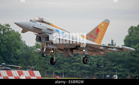 RAF Eurofighter Typhoon FGR4 6 Geschwader Special auf Ansatz bei der Royal International Air Tattoo Stockfoto