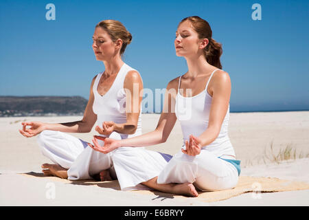 Frau, Yoga-Übungen, meditieren Stockfoto