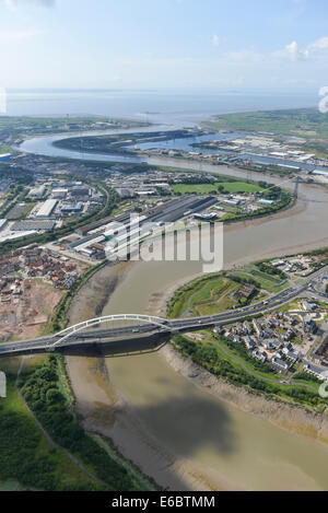 Ein Blick nach unten der Fluss Usk in Newport mit der A48-Brücke, Alexandra Docks und Fluss Severn sichtbar. Stockfoto