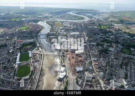 Eine Luftaufnahme, Blick nach unten der Fluss Usk in Newport. Clevedon ist sichtbar in der Ferne mit Rodney Parade im Vordergrund. Stockfoto