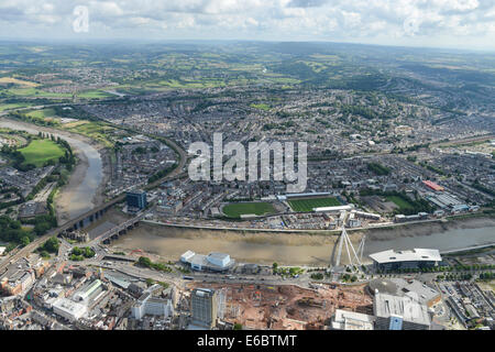 Eine Ansicht der Newport, Wales, Blick über den Fluss Usk mit Rodney Parade, Heimat von Newport Gwent Drachen Rugby Team sichtbar. Stockfoto