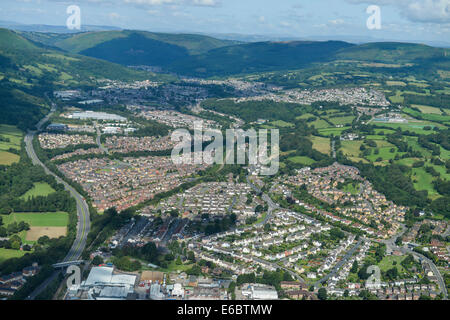 Eine Luftaufnahme aus der Umgebung von Newport, ein Tal mit Risca sichtbar in der Ferne suchen. Süd-Wales, UK. Stockfoto