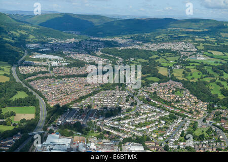 Eine Luftaufnahme aus der Umgebung von Newport, ein Tal mit Risca sichtbar in der Ferne suchen. Süd-Wales, UK. Stockfoto