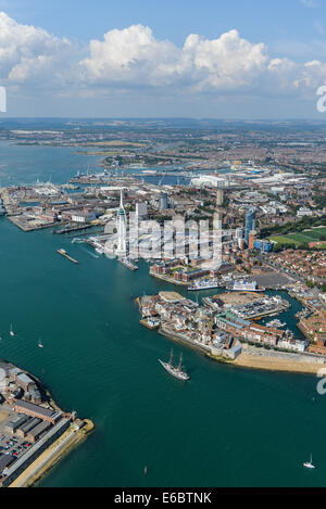 Eine Luftaufnahme von einem sonnigen Portsmouth mit Spinnaker Tower, Portsmouth Harbour und Gunwharf Quays sichtbar. Stockfoto