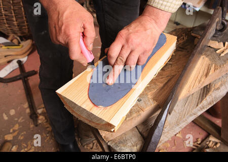 Jeremy Atkinson macht Clogs in seiner Werkstatt am Kington in Herefordshire Stockfoto