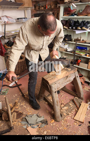 Jeremy Atkinson macht Clogs in seiner Werkstatt am Kington in Herefordshire Stockfoto