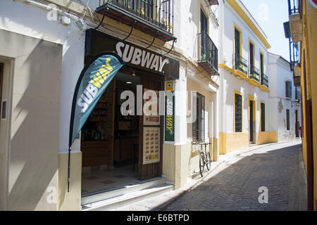 Eingang zu einer U-Bahn-Cafe in die alten schmalen Straßen von Córdoba, Andalusien, Spanien, Stockfoto