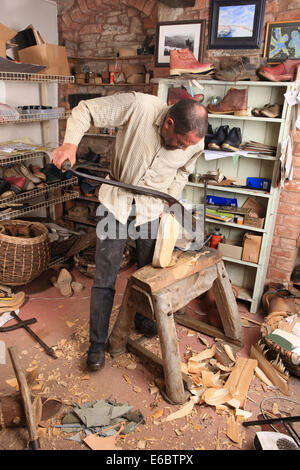 Jeremy Atkinson macht Clogs in seiner Werkstatt am Kington in Herefordshire Stockfoto