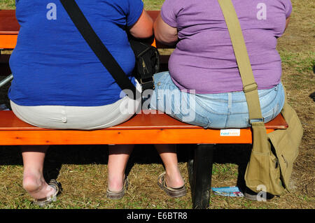 Zwei Fette Frauen sitzen auf einer Bank Stockfoto