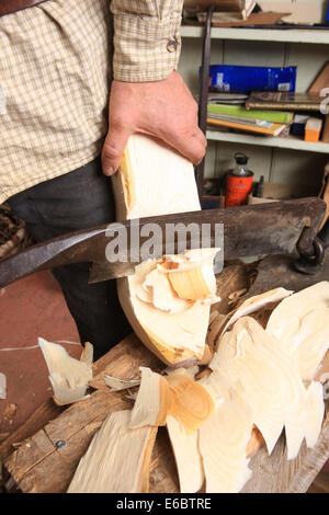 Jeremy Atkinson macht Clogs in seiner Werkstatt am Kington in Herefordshire (Shaping ein Billet Holz) Stockfoto