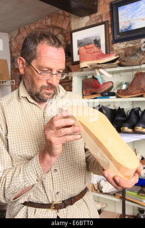 Jeremy Atkinson macht Clogs in seiner Werkstatt am Kington in Herefordshire Stockfoto