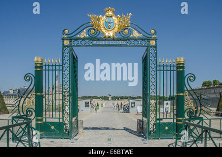 Frankreich-CHANTILLY 23 AUG: Ansicht des Tores von Schloss Chantilly Stockfoto
