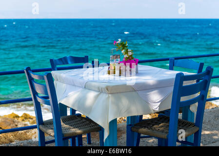 Tisch und Stühle In einer typischen Taverne am Meer in Rethymnon, Kreta, Griechenland Stockfoto