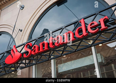 Nahaufnahme des Schilds der Santander Bankfiliale außerhalb von Harrogate North Yorkshire England Großbritannien Großbritannien Großbritannien Großbritannien Großbritannien Großbritannien Großbritannien Großbritannien Großbritannien Großbritannien Großbritannien Großbritannien Stockfoto