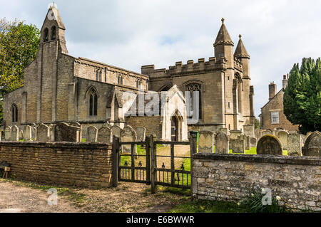 Die historische Kirche von St. Andrew und seinem Friedhof, Amherst, Cambridgeshire, England, UK. Stockfoto