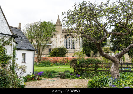 Zeitraum Haus neben der historischen, denkmalgeschützten, St Andrews Kirche, in Northborough Dorf, Cambridgeshire, England, UK. Stockfoto