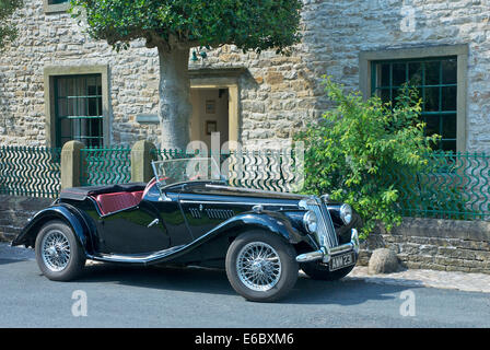 Cabrio MG-Sportwagen geparkt außerhalb Hütte im Dorf Kettlewell, Wharfedale, Yorkshire Dales Nat Park, England UK Stockfoto