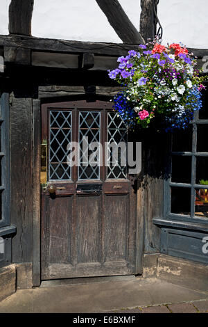 Hängender Korb über dem Türeingang Tudor Period Timber Framed Building Newgate Market York North Yorkshire England Großbritannien GB Großbritannien Stockfoto