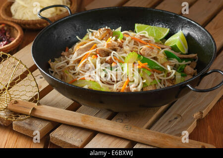 Pancit Bihon. Philippinische Nudelgericht Stockfoto