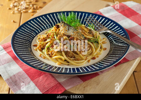 Pasta Con le Sarde. Bucatini mit Sardinen und Fenchel. Stockfoto